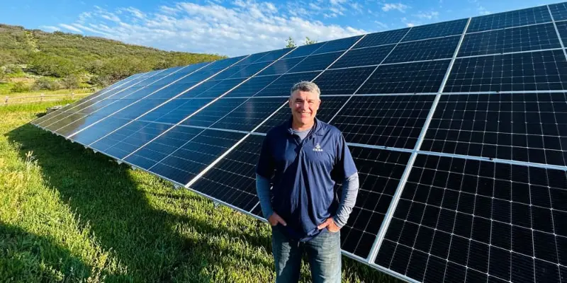 Detail Solar technician in front of a solar panel array